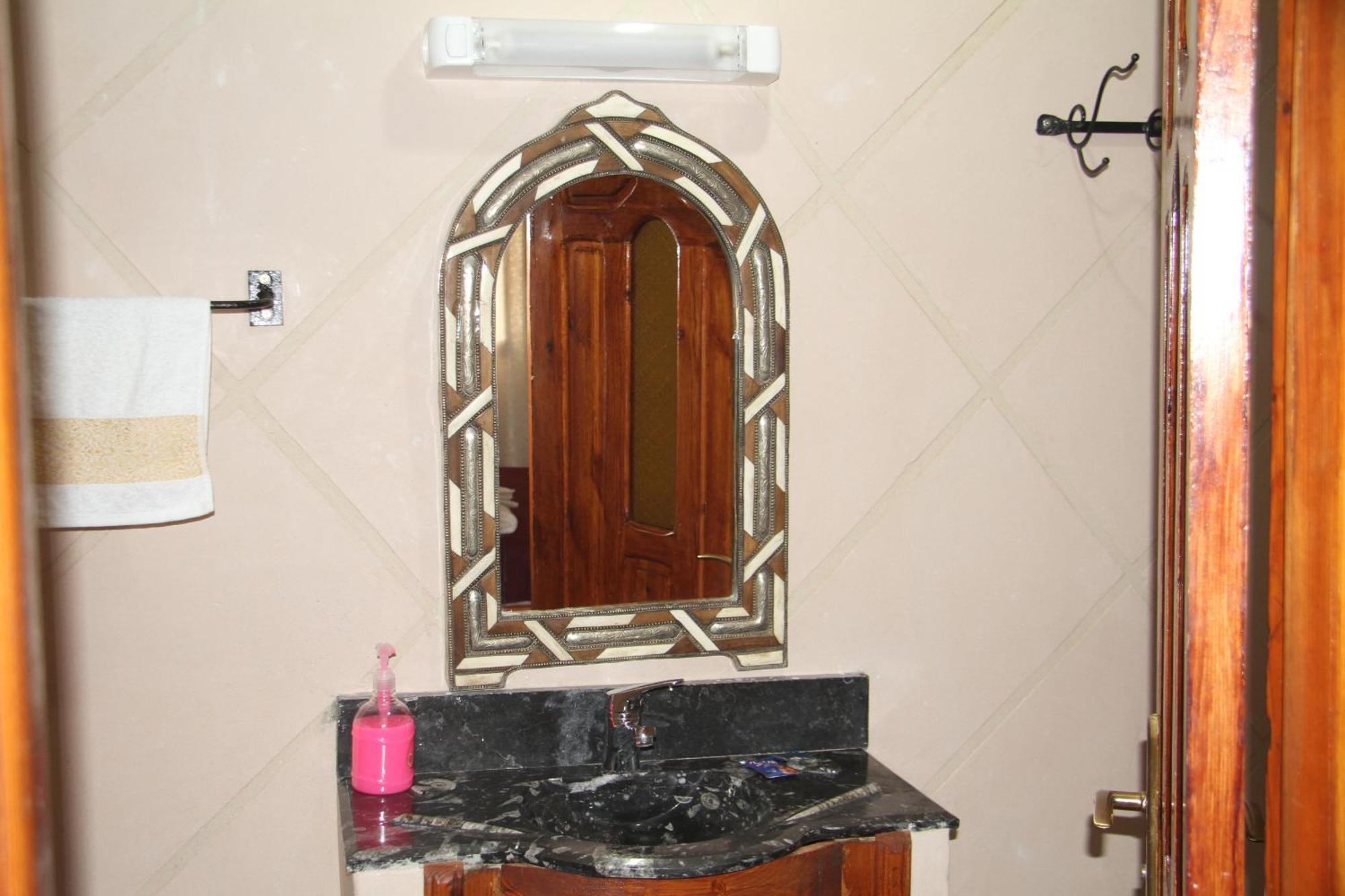 Riad Ouinz Ait Benhaddou Exteriör bild